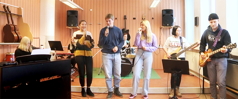 Elever på Estetiska programmet som spelar instrument och sjunger