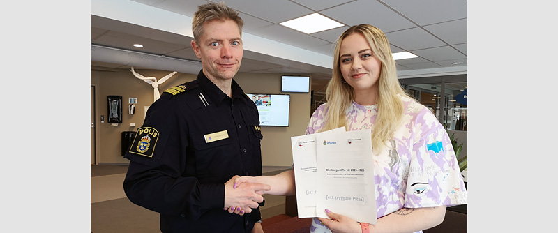Polischef Andreas Nyberg tar i hand med kommunalrådet Kata Nilsson, medborgarlöfte för 2023-2025.