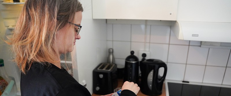 bild på Elise snett bakifrån när hon ska göra kaffe