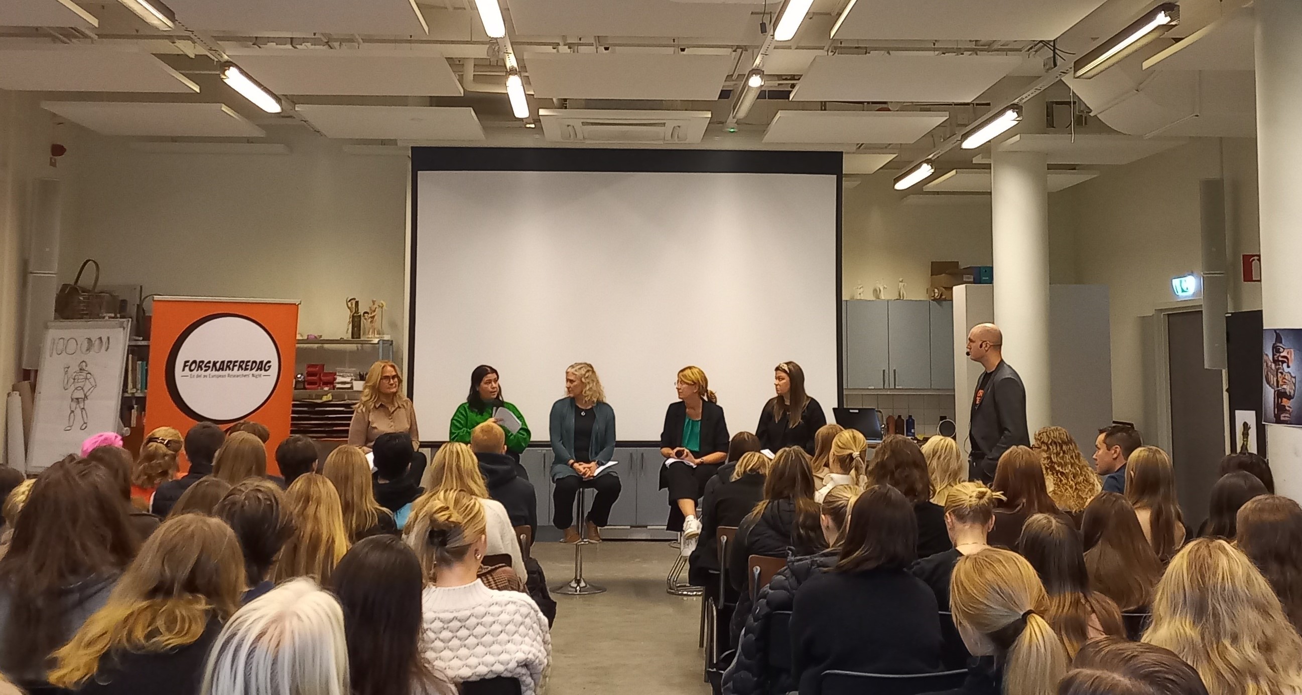 Panelsamtal under ForskarFredag med FoU-teamet och läraren Moa Risberg.