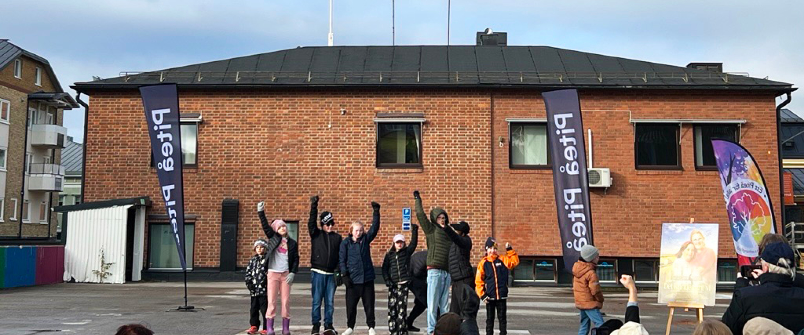 Dans med anpassad grundskola Anpassad grundskola bjöd på dans i solen