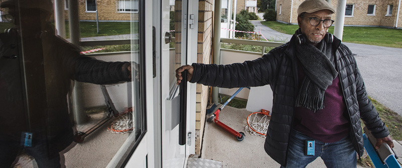 I sitt jobb gör Keflemariam bland annat hembesök till flyktingar.