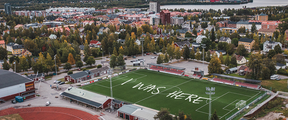Kampanjbild med budskap I was here skrivet på fotbollsplanen på LF-arena.