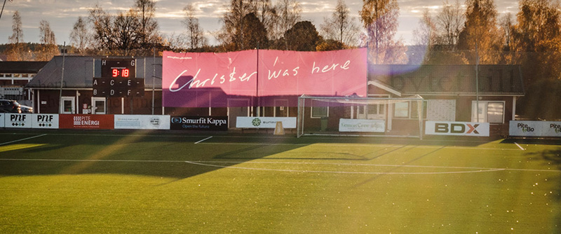 Installationsbild stor vepa längs fotbollsplanens långsidan, Christer was here.