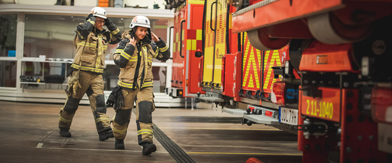 Brandmän på väg till utryckningsfordon