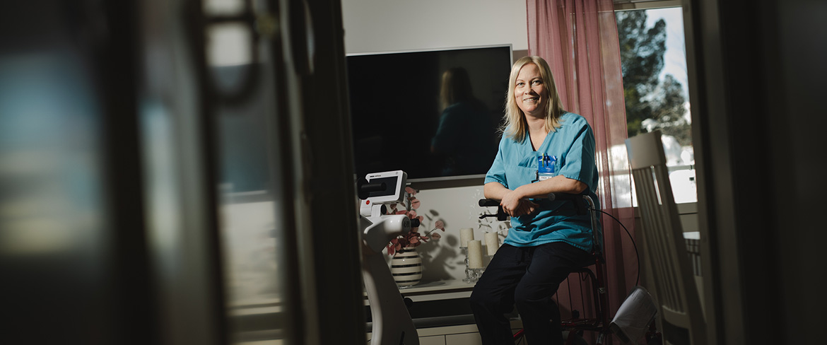 Som fysioterapeut inom Piteå kommuns hemsjukvård möter Frida Flodström patienterna i hemmet.