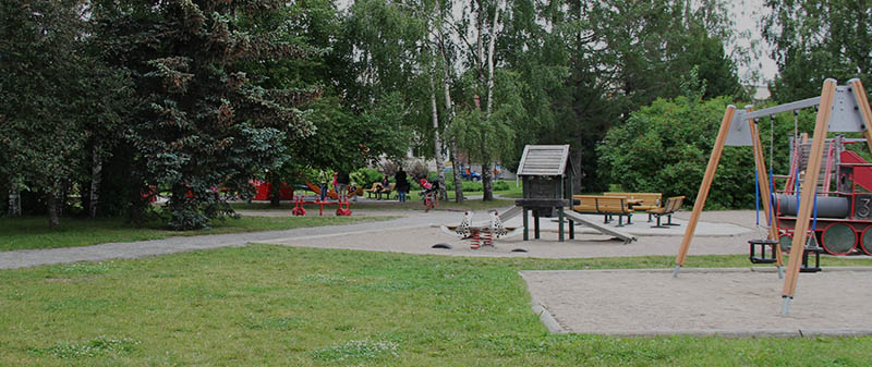 Vy över del av lekområdet i Badhusparken