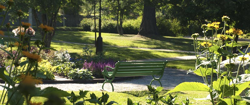 Vy över del av Belonaparken med fina sittbänkar för besökare.