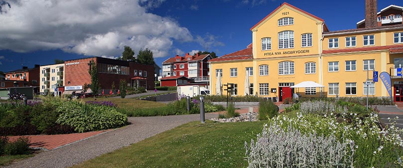 Vy  över Bryggeriets park framför den gamla bygggnade Piteå Ångbryggeri.