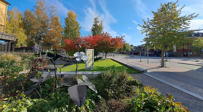 Konstverk i form av Norrbottens landskapsblomma finns i Hotellparken.