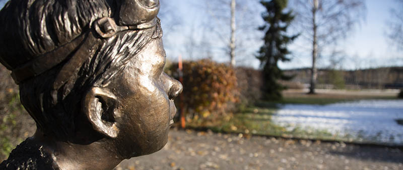 Närbild av bronsstaty "Blåfrusen" i Konstparken.