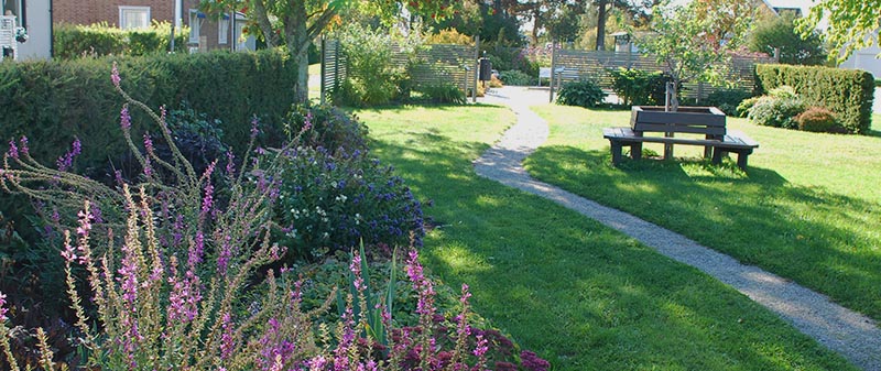 Klippta häckar, perennplanteringar och träd i del av Munksundsparken.