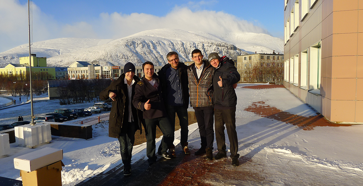 Representanter från Piteå kommun på besök i Kina, berg i bakgrunden