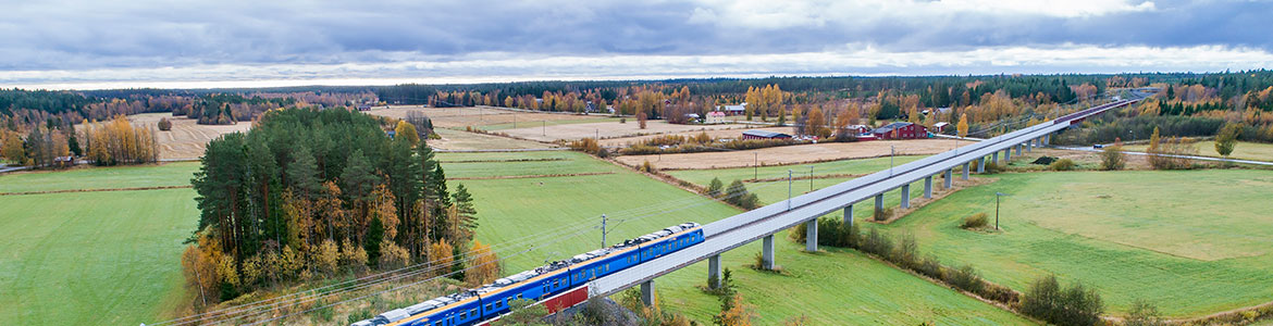 Tåg genom landskap