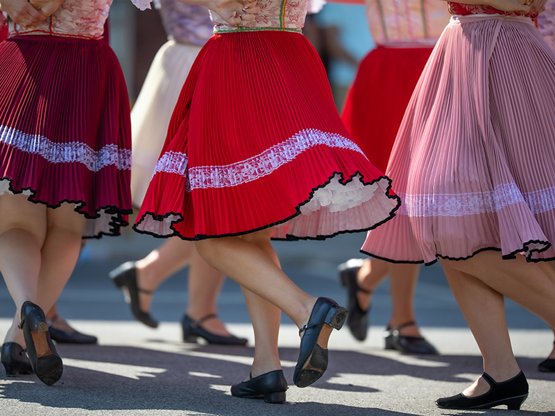 dansare i traditionella kläder, utför traditionella danser dansare i traditionella kläder, utför traditionella danser