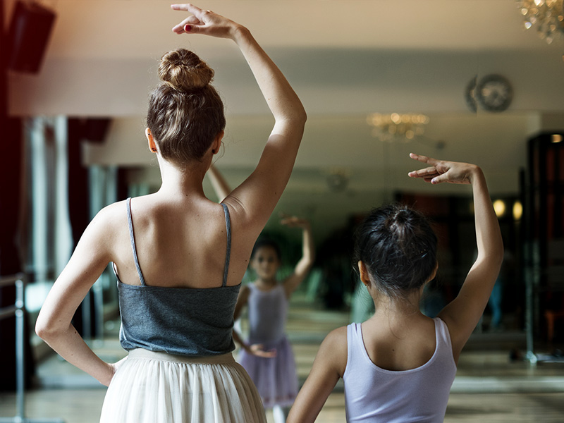 barn tränar balett framför spegel