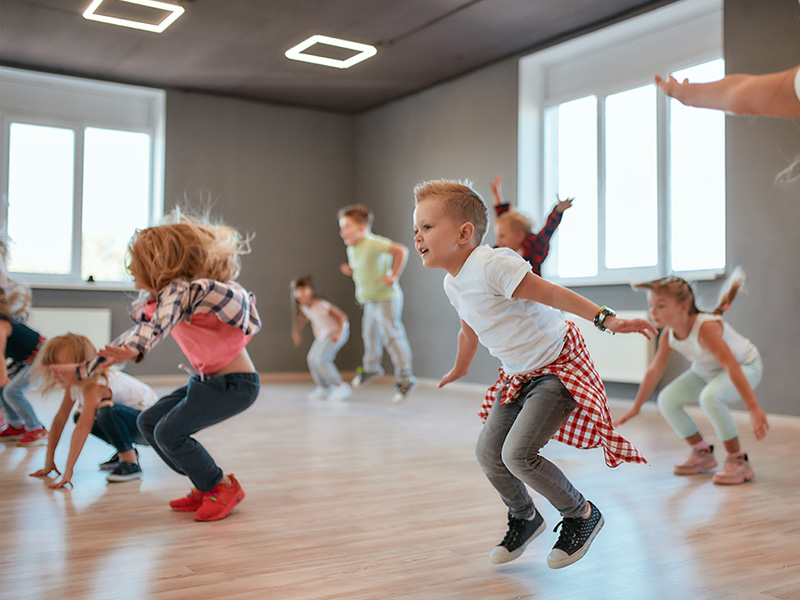 barngrupp dansar och hoppar