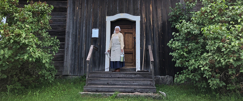 Hembygdsförenings ordförande Britt Fäldt emot oss i den i den anrika Pehrsgården från 1600-talet. 