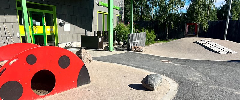 Utemiljön med lekytor är tillgänglighetsanpassade.