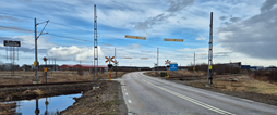 En vägbro kan ersätta dagens korsning och skapa ett smidigare flöde för både väg- och tågtrafik – utan långa stopp och störningar.
