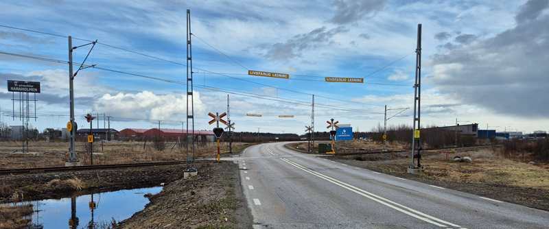 En vägbro kan ersätta dagens korsning och skapa ett smidigare flöde för både väg- och tågtrafik – utan långa stopp och störningar.