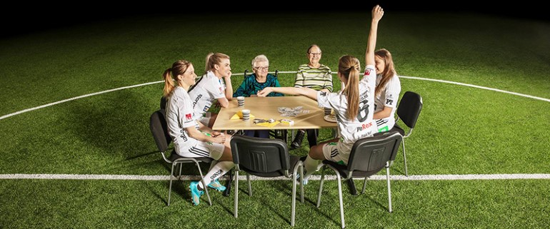 Piteå IF:s allsvenska damer lyfter äldreomsorgen.
