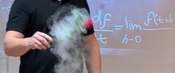 En ros doppad i flytande kväve är en del av experimenten som elever från Hortlaxskolan får ta del av.