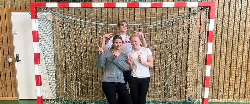 Emilia, Hanna och Lukas är ledare. De leker, spelar och umgås med de elever som är med. 