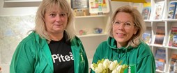 Katarina och Linda bjuder på fint värdskap på Piteå Turistcenter