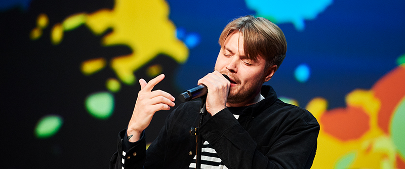 Kalle Gracias framförde sin låt ”Skriver min story”.
