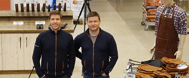 Seved Viklund (t.h.) driver butiken fritid & Vildmarksliv med sin bror Johan Viklund.