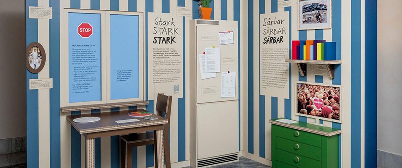 I utställningsmontern beskrivs folkstyrets historia, riksdagens arbete och om hur du kan delta i demokratin för att bevara och vårda den.