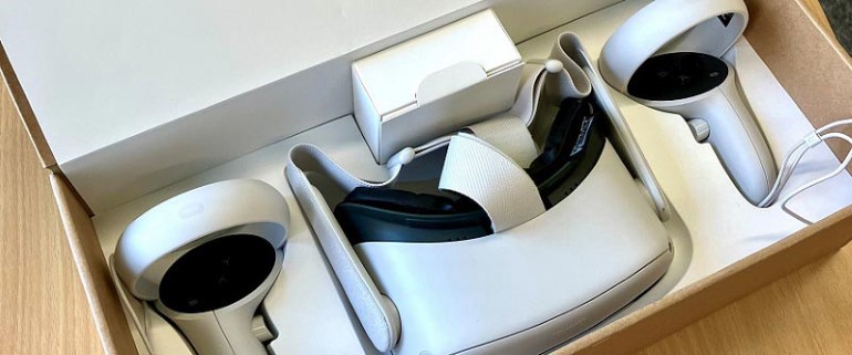 Ett par VR-glasögon med två tillhörande handkontroller
