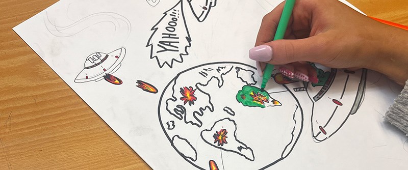 Årskurs 7 på Solanderskolan arbetar med elskåpsutställningen.