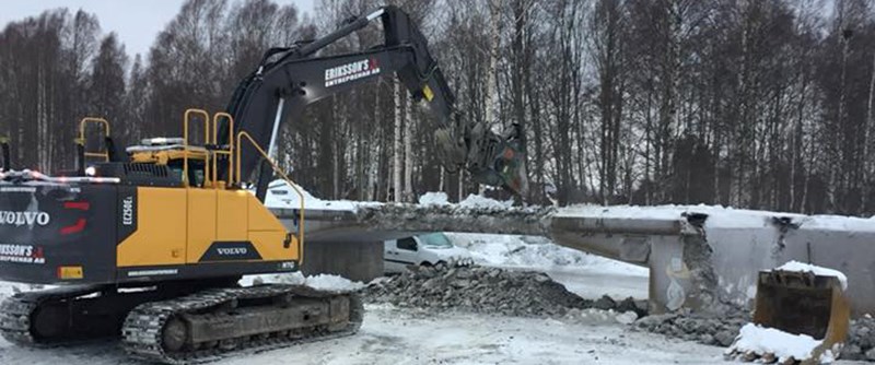 Rivning av gamla Fåröbron pågår.