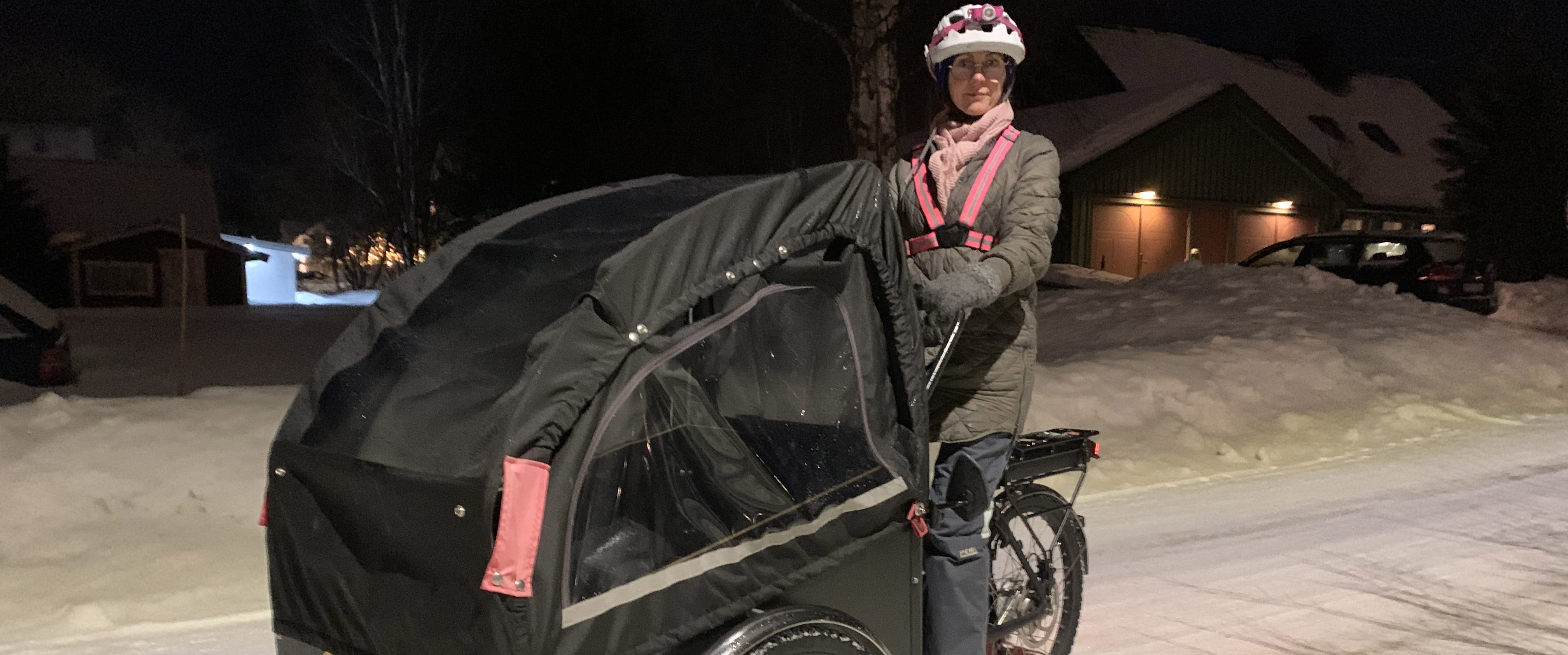 En eldriven lådcykel använder Marie Nordström när hon vintercyklar.