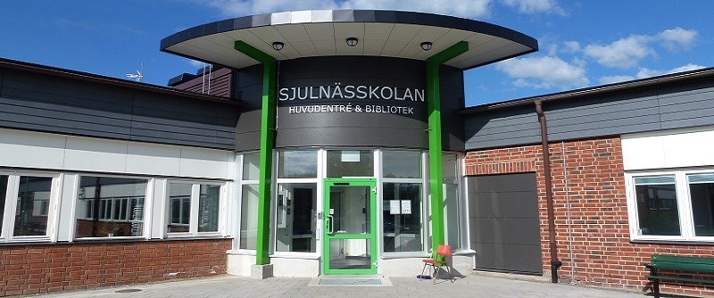 Sjulnässkolans entré