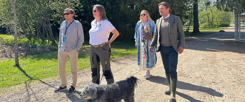 Niklas och Petter imponeras av de 120 olika äppelsorterna på Öjebyn Agro Park