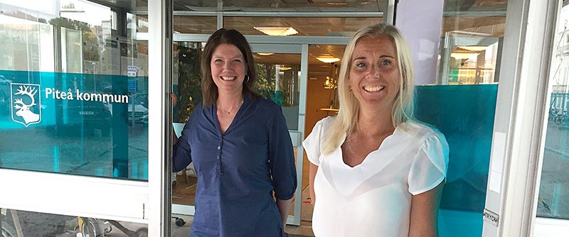 Ann-Catrin Gustafsson är nyanställd som anhörigkoordinator i socialtjänsten. Här tillsammans med omsorgschef Lena Enqvist.