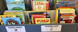 Funkishyllan för barn har bland annat böcker med TAKK (Tecken som Alternativ och Kompletterande Kommunikation)