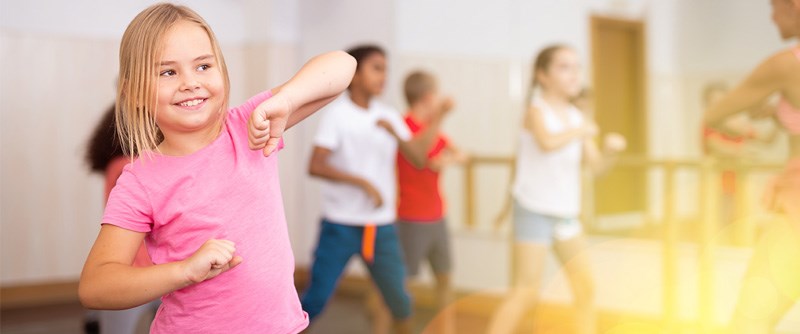 Elever som dansar