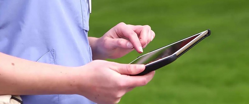 Digitala lösningar och välfärdsteknik ska användas där det är möjligt i framtidens äldreomsorg för att frigöra resurser och öka kvaliteten i omsorgen.