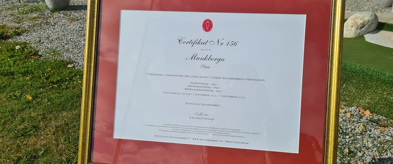 Certifikat nr 156 till Munkberga är undertecknat av H.M Drottningen.