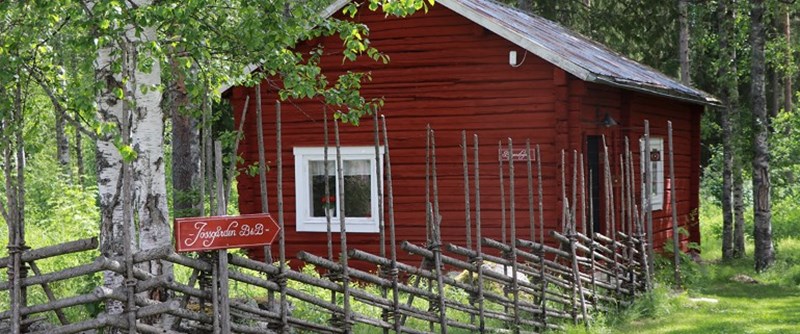 Här erbjuds det även övernattningsmöjligheter på gården B&B