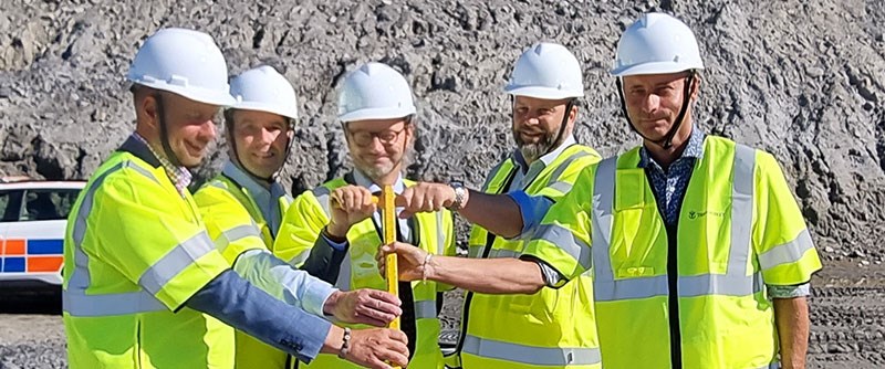 Nöjda rallare på Norrbotniabanan, infrastrukturministern i mitten. 