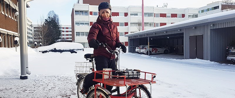 På trehjulingen finns gott om plats att frakta saker, både på flaket och i korgen bak. 