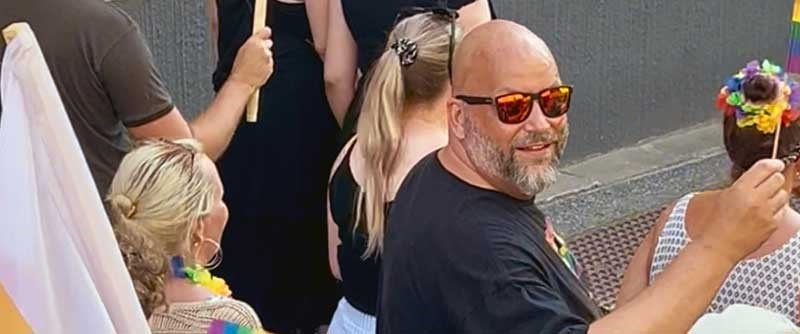 Kommunalrådet Patric Lundström gick i paraden och höll ett starkt tal.
