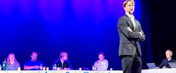 Viktor Lindström lärare på Strömbackaskolan höll i partiutfrågningen när eleverna grillade politikerna inför skolvalet.