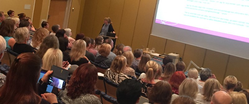 Sara Viklund presenterar sina resultat för andra lärare i Piteå kommun.