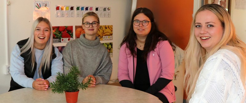 Cornelia, Frida och Ebbalisa trivs jättebra inom förskolan/fritids och berättar för Kata om jobbet och hur de lägger upp aktiviteter och planerar dagarna för att skapa trygghet och rutiner under sommaren. 